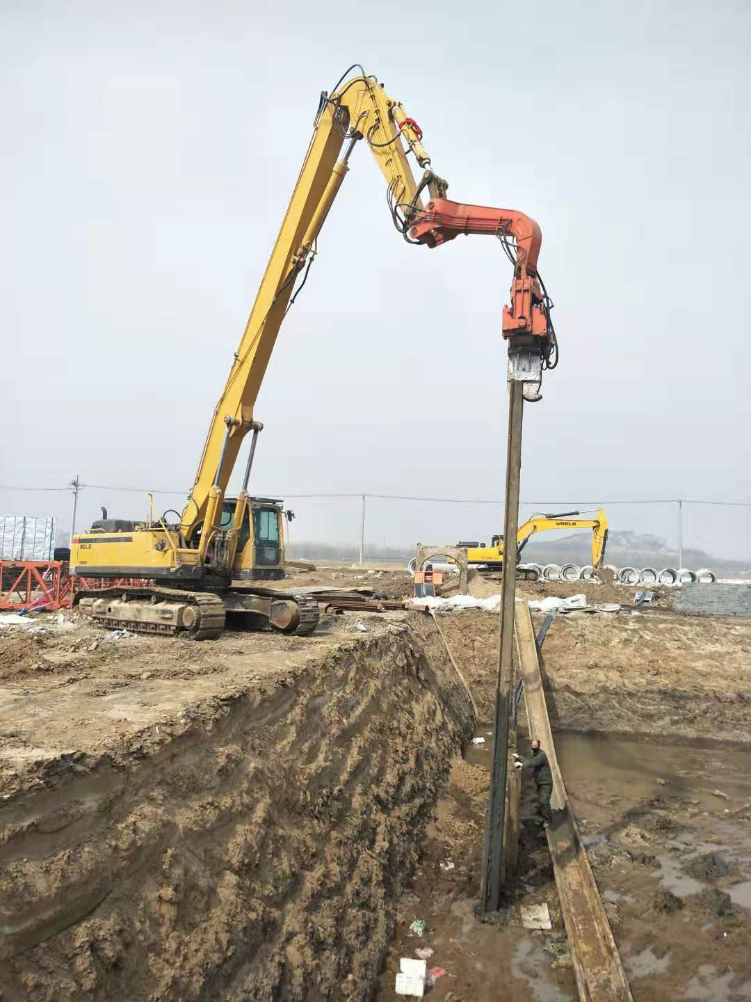 東北臨工500挖機配坤龍450錘頭打拔鋼板樁